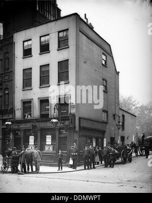 Menschenmenge vor Ye Old Bell Tavern in Pall Mall, London, Künstler: Henry Dixon Stockfoto