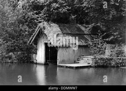 Hölzerne Bootshaus neben dem Fluss Rother, Woolbeding, West Sussex, 1900. Künstler: Farnham Maxwell Lyte Stockfoto