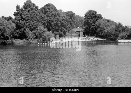 Eton Boys Rudern auf der Themse bei Eton, Berkshire, c1945-c1965. Künstler: SW Rawlings Stockfoto