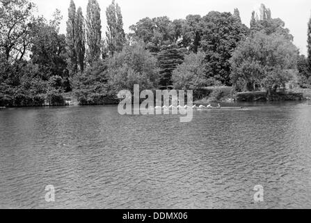 Eton jungen Rudern auf der Themse, Eton, Berkshire, c1945-c1965. Künstler: SW Rawlings Stockfoto