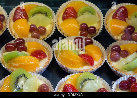 Lemon Curd Torten mit Obst Erdbeer Trauben Orange Melone Honigtau Kiwi Pfirsich und Ananas in Bäckerei Stockfoto