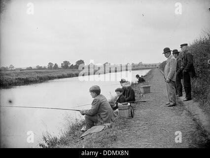 Angler am Fluss Ancholme, North Lincolnshire, 1901. Künstler: Alfred Newton & Söhne Stockfoto