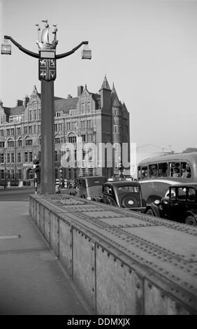 Chelsea Wappen an einem Laternenpfahl, London, c1945-c1955. Künstler: SW Rawlings Stockfoto