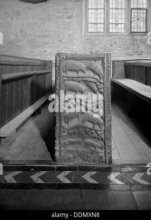 Eine Kirchenbank Ende in St Nonna Kirche, Altarnun, Cornwall, 1957. Künstler: Herbert Felton Stockfoto