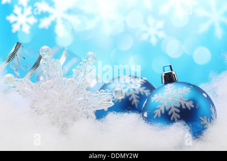 Blaue Weihnachten Christbaumkugel, Schneeflocke und Band im Winter Einstellung Stockfoto