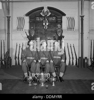 Drei Soldaten gestellt werden, vor der Honourable Artillery Company Kriegerdenkmal, c1945-c1965. Künstler: SW Rawlings Stockfoto