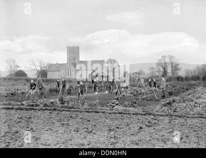 Schüler arbeiten in überwacht der Schulgarten von einem Lehrer, Uffington, Oxfordshire, 1916. Künstler: FW Ault Stockfoto