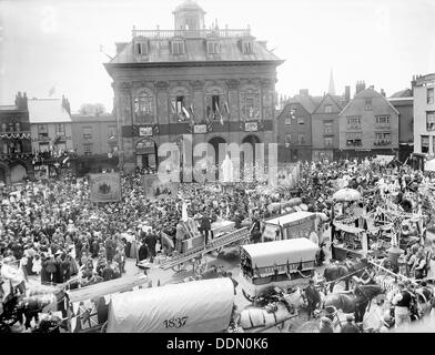 Diamant-Jubiläum feiern um Königin Victorias Statue, Abingdon, Oxfordshire, 1897. Künstler: Henry Verspottung Stockfoto