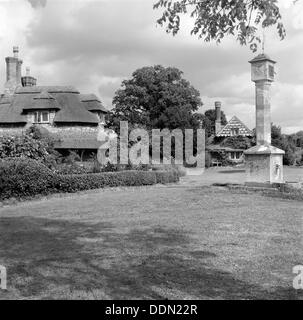 Sonnenuhr und Cottages in Hallen Road, Blaise Hamlet, Henbury, Bristol, 1945. Künstler: Eric de Maré Stockfoto