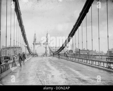 Hammersmith Bridge, Hammersmith, London, c1887-1899. Künstler: Henry Verspottung Stockfoto