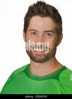 Mann lächelnd tragen grüne Fußball Fußball athletische Sport Top, Trainer, Sport Bild. Stockfoto