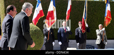 Oradour-Sur-Glane, Frankreich. 04. September, 2013. German President Joachim Gauck (R) und der französische Präsident Francois Hollande besuchen die Gedenkstätte in Oradour-Sur-Glane, Frankreich, 4. September 2013. Eine Einheit der SS-Offiziere ermordet im Juni 1944 642 Bürger der Stadt. Der Bundespräsident ist bei einem dreitägigen Besuch in Frankreich. Foto: WOLFGANG KUMM/Dpa/Alamy Live News Stockfoto