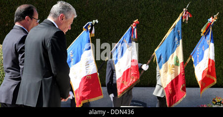 Oradour-Sur-Glane, Frankreich. 04. September, 2013. German President Joachim Gauck (R) und der französische Präsident Francois Hollande besuchen die Gedenkstätte in Oradour-Sur-Glane, Frankreich, 4. September 2013. Eine Einheit der SS-Offiziere ermordet im Juni 1944 642 Bürger der Stadt. Der Bundespräsident ist bei einem dreitägigen Besuch in Frankreich. Foto: WOLFGANG KUMM/Dpa/Alamy Live News Stockfoto