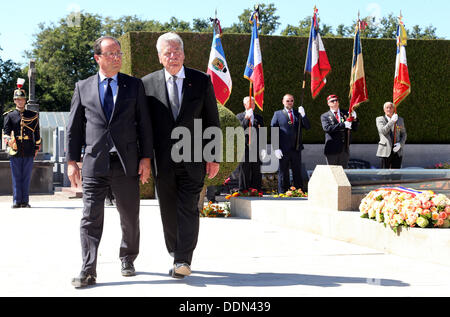 Oradour-Sur-Glane, Frankreich. 04. September, 2013. German President Joachim Gauck (R) und der französische Präsident Francois Hollande besuchen die Gedenkstätte in Oradour-Sur-Glane, Frankreich, 4. September 2013. Eine Einheit der SS-Offiziere ermordet im Juni 1944 642 Bürger der Stadt. Der Bundespräsident ist bei einem dreitägigen Besuch in Frankreich. Foto: WOLFGANG KUMM/Dpa/Alamy Live News Stockfoto