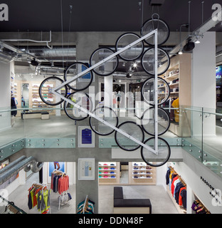 Le Coq Sportif London - Flagship-Store, London, Vereinigtes Königreich. Architekt: Studio Oscar, 2013. Innere des Ladens zeigt t Stockfoto