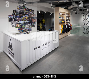 Le Coq Sportif London - Flagship-Store, London, Vereinigtes Königreich. Architekt: Studio Oscar, 2013. Ladentheke und Til mit einem ro Stockfoto