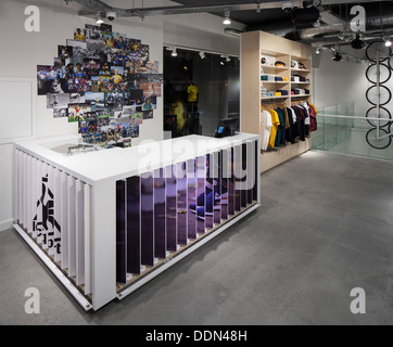 Le Coq Sportif London - Flagship-Store, London, Vereinigtes Königreich. Architekt: Studio Oscar, 2013. Zähler zu speichern und mit einem r bis Stockfoto