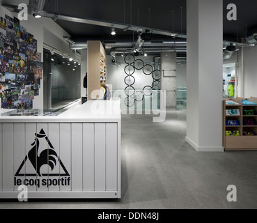 Le Coq Sportif London - Flagship-Store, London, Vereinigtes Königreich. Architekt: Studio Oscar, 2013. Counter und bis zu speichern; Merchan Stockfoto