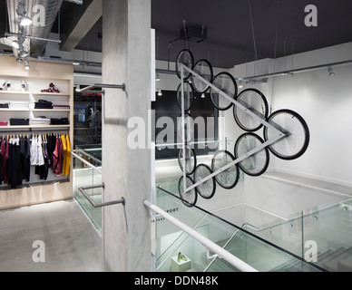 Le Coq Sportif London - Flagship-Store, London, Vereinigtes Königreich. Architekt: Studio Oscar, 2013. Innere des Ladens zeigt t Stockfoto