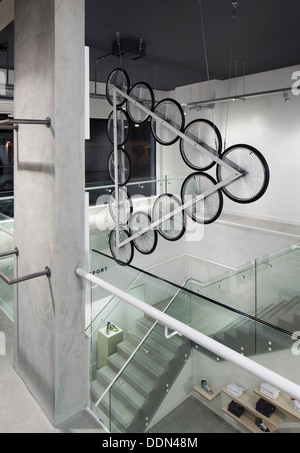 Le Coq Sportif London - Flagship-Store, London, Vereinigtes Königreich. Architekt: Studio Oscar, 2013. Innere des Ladens zeigt t Stockfoto