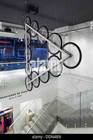 Le Coq Sportif London - Flagship-Store, London, Vereinigtes Königreich. Architekt: Studio Oscar, 2013. Innere des Ladens zeigt t Stockfoto