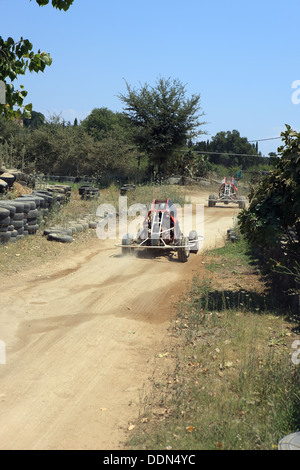 Gehen Sie Kart-Rennen auf einem Feldweg in Korfu Griechenland Stockfoto