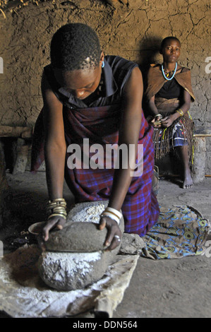 Massai-Frauen traditionelle Zubereitung. Tansania-Sammlung Stockfoto
