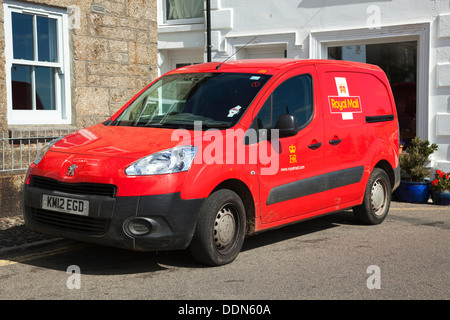 Ein Royal Mail-Lieferwagen in einer UK-Straße. Stockfoto