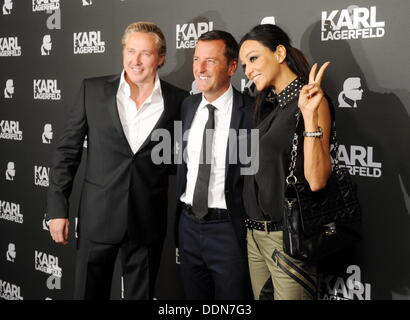 München, Deutschland. 04. September, 2013. Moderatorin Verona Pooth, ihrem Mann Franjo (L) und CEO von Karl Lagerfeld speichert, Pier Paolo Righi (C), kommt für die Eröffnung des neuen "Karl Lagerfeld Store" in München, Deutschland, 4. September 2013. Foto: Tobias Hase/Dpa/Alamy Live News Stockfoto