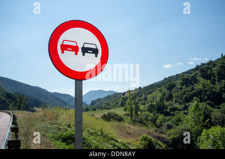 Keine Überholmanöver Straßenschild, Picos de Euopa Bergregion in Asturien, Spanien Stockfoto