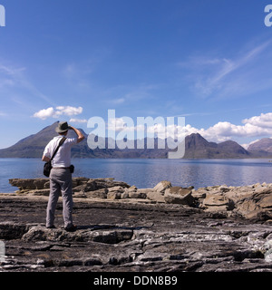 Männliche Urlauber genießen Sie Blick von Elgol über Meer Loch Scavaig nach Black Cuillin Berge, Isle Of Skye, Schottland, Großbritannien Stockfoto