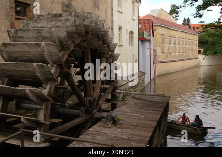 Der Grand Prieuré Čertovka hölzerne Wasserrad auf Moldau bei Kampa Insel Prag Tschechische Republik Stockfoto