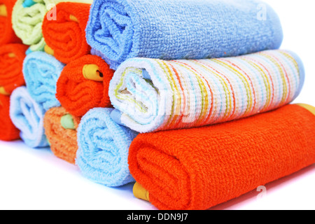 Bunte Handtücher auf weißem Hintergrund. Stockfoto