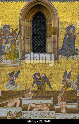 14. Jahrhundert mit goldenen Mosaiken Portal darstellend das Jüngste Gericht in der katholischen Kathedrale des heiligen Vitus, auf der Prager Burg Tschechien Stockfoto