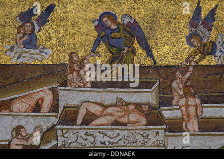 14. Jahrhundert mit goldenen Mosaiken Portal darstellend das Jüngste Gericht in der katholischen Kathedrale des heiligen Vitus, auf der Prager Burg Tschechien Stockfoto