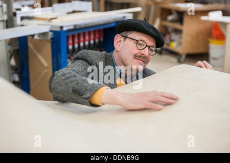 Mann, die Überprüfung der Oberfläche des Brettes Stockfoto