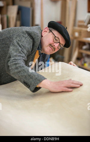 Mann, die Überprüfung der Oberfläche des Brettes Stockfoto