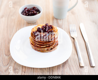 Leckere Pfannkuchen mit Kirschmarmelade Stockfoto