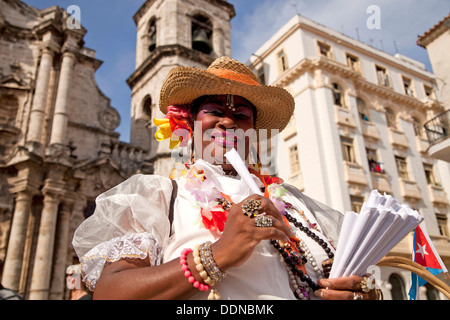 kubanische Frau in traditioneller Kleidung verkaufen Zigarren vor der Kathedrale von Havanna Stockfoto