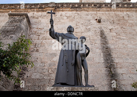 Statue von Junipero Serras vor der Kirche San Francisco de Asis am Plaza de San Francisco in Havanna, Kuba, Karibik Stockfoto