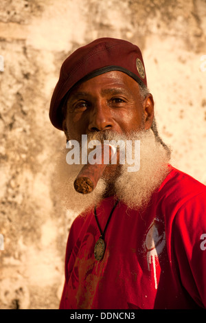 Männer mit Bart rauchen Zigarren, Havanna, Kuba, Caribbean Stockfoto