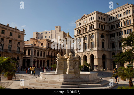 Marmor Brunnen Fuente de Los Leones und Havanna-Börse / Lonja del Comercio Gebäude am Plaza de San Francisco in Havanna Stockfoto