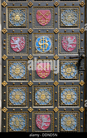 Wappen von Böhmen und ganz Tschechien schmückt Metall Eingang der Basilika von St. Peter und Paul Festung Vysehrad in Prag in der Tschechischen Republik Stockfoto