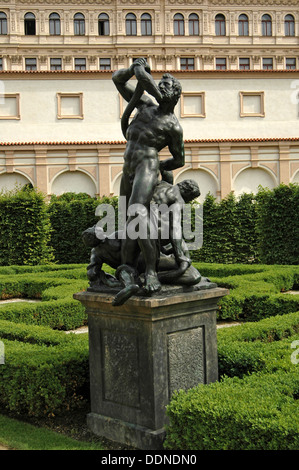 Bronze Statue, die Laokoon und seine Söhne an der Straße der Skulpturen in der Wallenstein-Palais und Garten Little Quarter Prague Czech Stockfoto