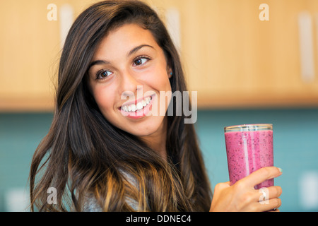 Schöne junge Frau mit Frucht-smoothie Stockfoto