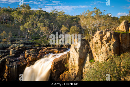 Schöne Nigretta Falls Wasserfall in westlichen Victoria, Australien mit high-Flow während der Winterzeit im Zeitraffer Stockfoto