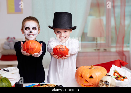 Foto von zwei unheimlichen jungen mit Halloween-Kürbisse Stockfoto