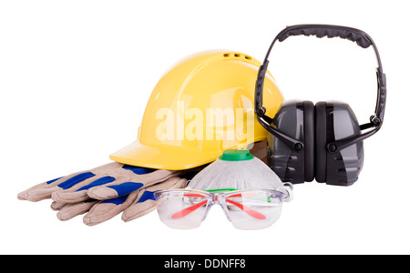 Sicherheitseinrichtungen oder PSA - persönliche Schutzausrüstung - mit Schutzhelm, Schutzbrille, Handschuhe, Gesichtsmaske und Ohrenschützer isoliert Stockfoto