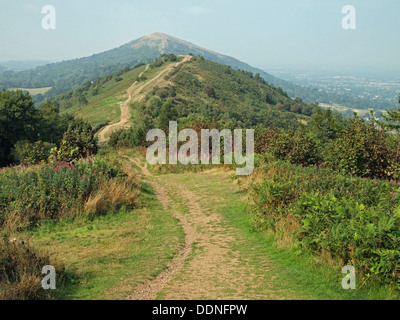 Malvern Hills - der Weg zur Ausdauer Hill von Pinnacle Hügel mit Worcestershire Beacon steigt in der Ferne. Stockfoto