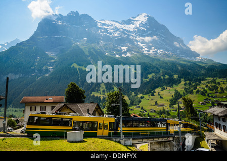 Wengernalpbahn Zug unterhalb der Eiger in Grindelwald, Schweiz Stockfoto